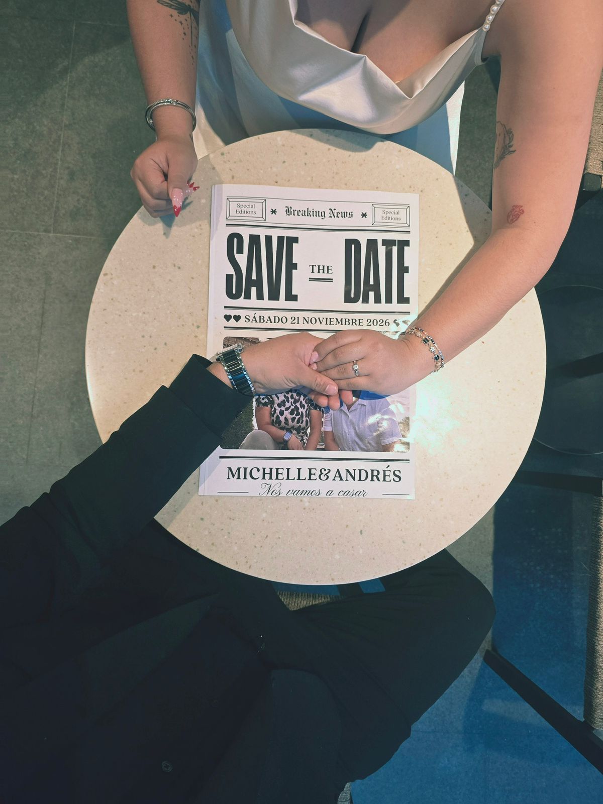 Segunda foto de la pareja abrazándose